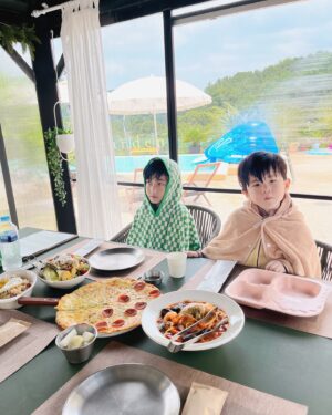 Jegal Eun-yu Instagram - 해외여행 뭐하러가요 여기가 더 좋은데~🏖️🌴
언제나 느끼지만 뷰가 정말 예술💚

수족구때문에 일주일간 아프고
학교도 얼집도 놀러도 못가고 고생했던 아이들을 위해
확진소견서 받은기념으로 힐링되는곳에 다녀왔어요~

밥도 너무 맛나고 차도 맛있고~~직원분들도 친절한곳~

모처럼 외출이 정말 행복했네요!!!

아이들이랑 가기 너무너무 좋은곳
집에 안가겠다고 때쓰는 아이들한테 
다음에 또 방문하기로 약속하고 겨우 빠져나온건 안비밀🤣

#여행 #아이랑가기좋은곳 #아이와가볼만한곳 #포천여행
#포천핫플 #물놀이 #카페 #수영 #물놀이카페 #수영장카페 
#포천카페 #서울인근여행 #구디가든 #아이와여행 #우유형제
#아들둘 #서울근교수영장카페