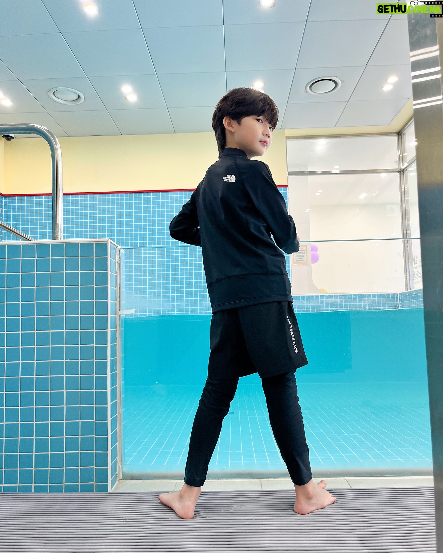 Jegal Eun-yu - 554 Likes - #광고
꺄~~여름입니다!!!🩵🩵
더위는 싫지만 물놀이는 너무 좋아요~
다들 래쉬가드 준비하셨나요???
이번주는
날씨가 30도를 웃돈다는데 빨리빨리 준비해서 물놀이가요💦
은유가 준비한 래쉬가드는 UV차단기능과
피부에 닿으면 시원함이 느껴지는 냉감소재가 들어간
노스페이스키즈 서프사이드집업과 서프사이드쇼츠에요
쇼츠에 수영모도 세트로 있어서 실내수영장에서도 ok
가슴 와펜형 그래픽 포인트가 한결 시원한 느낌을 주고
레깅스가 붙어있는 쇼츠는 신축성도 좋아서 입고벗기도 정말 편해요
은유는 시크한 블랙으로 초이스해봤는데 어때요??🖤🖤
🏊🏻 은유 키 134cm 몸무게26kg
키즈 서프사이드 집업 블랙 140
키즈 서프사이드 쇼츠 블랙 140
.
.
@thenorthfacekids_kr
#노스페이스 #노스페이스키즈 #키즈서프사이드집업 #키즈서프사이드쇼츠 #키즈래쉬가드 #키즈래시가드 #남아래쉬가드 #여아래쉬가드 #키즈래쉬가드추천 #키즈수영복 #남아수영복 #여아수영복 #키즈수영복추천 #키즈여름코디 #키즈코디 #키즈룩 #키즈옷 #키즈스타일 #키즈코디 #키즈데일리룩 #키즈패션 #초등학생패션 #물놀이코디 #수영장코디 #여름코디
