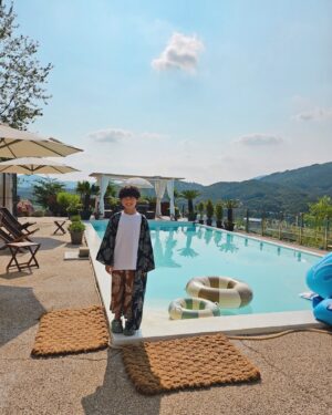Jegal Eun-yu Instagram - 해외여행 뭐하러가요 여기가 더 좋은데~🏖️🌴
언제나 느끼지만 뷰가 정말 예술💚

수족구때문에 일주일간 아프고
학교도 얼집도 놀러도 못가고 고생했던 아이들을 위해
확진소견서 받은기념으로 힐링되는곳에 다녀왔어요~

밥도 너무 맛나고 차도 맛있고~~직원분들도 친절한곳~

모처럼 외출이 정말 행복했네요!!!

아이들이랑 가기 너무너무 좋은곳
집에 안가겠다고 때쓰는 아이들한테 
다음에 또 방문하기로 약속하고 겨우 빠져나온건 안비밀🤣

#여행 #아이랑가기좋은곳 #아이와가볼만한곳 #포천여행
#포천핫플 #물놀이 #카페 #수영 #물놀이카페 #수영장카페 
#포천카페 #서울인근여행 #구디가든 #아이와여행 #우유형제
#아들둘 #서울근교수영장카페