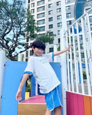 Jegal Eun-yu Instagram - #협찬 @topten10kids_official 
놀이터가 제일 신나능 10짤 어린이💙

🩵💙
테마 Y2K 립배색 레터링 티셔츠
테마 Y2K 립배색 레터링 링거4부 니트쇼츠 

은유 134cm 26kg 140

@topten10kids_official

#TOPTEN1OKIDS #TOPTENKIDS
#탑텐키즈 #탑텐키즈서포터즈 #키즈반팔티 #키즈반바지 #키즈여름셋업 #썸머룩 #놀이터 #초딩 #10살 #아들 
#키즈모델 #남아모델 #주니어모델