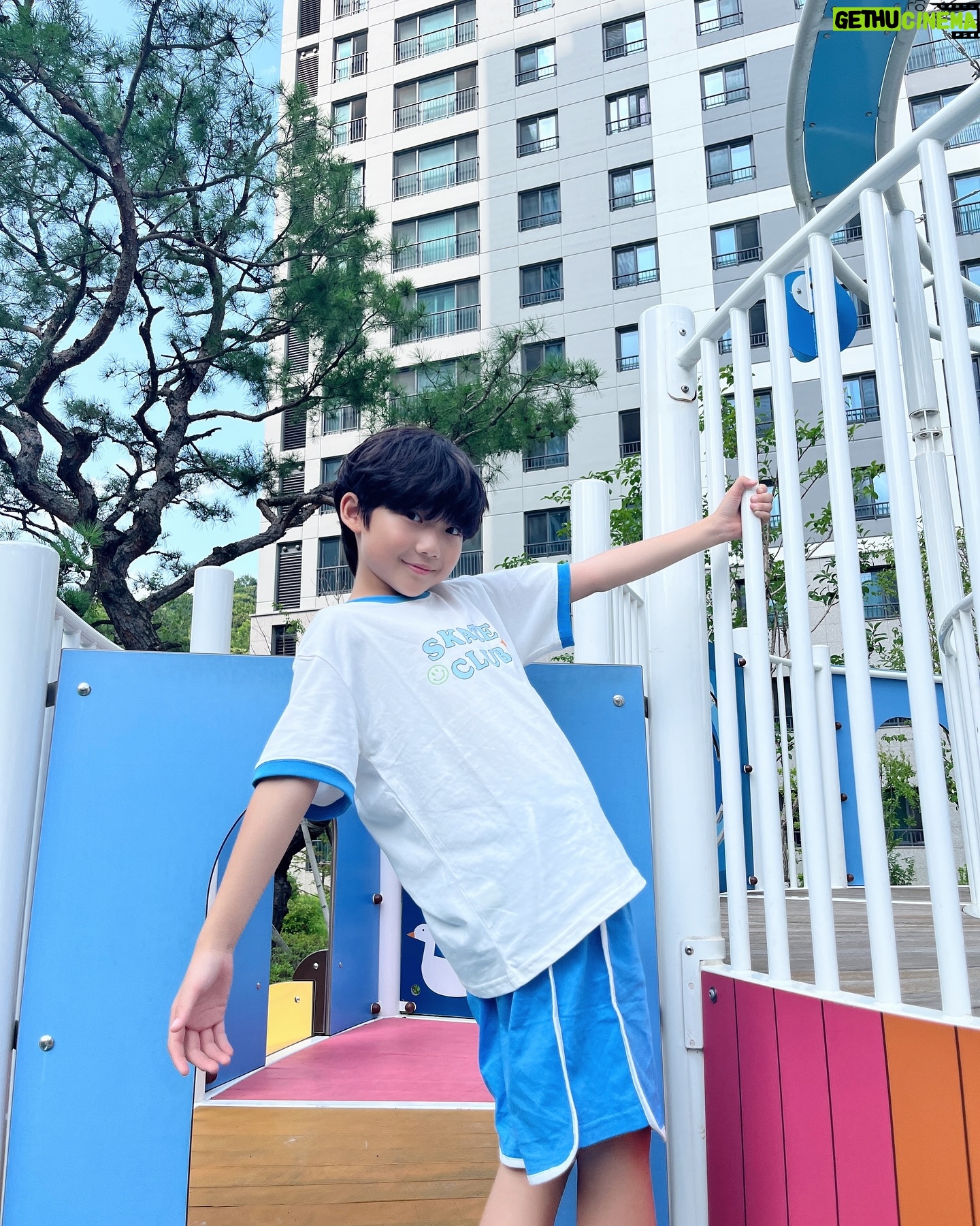 Jegal Eun-yu - 868 Likes - #협찬 @topten10kids_official
놀이터가 제일 신나능 10짤 어린이💙
🩵💙
테마 Y2K 립배색 레터링 티셔츠
테마 Y2K 립배색 레터링 링거4부 니트쇼츠
은유 134cm 26kg 140
@topten10kids_official
#TOPTEN1OKIDS #TOPTENKIDS
#탑텐키즈 #탑텐키즈서포터즈 #키즈반팔티 #키즈반바지 #키즈여름셋업 #썸머룩 #놀이터 #초딩 #10살 #아들
#키즈모델 #남아모델 #주니어모델