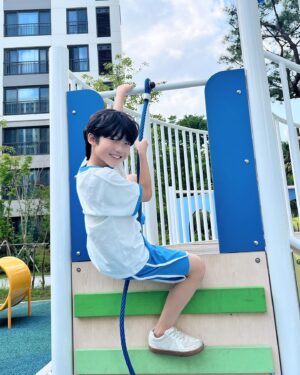 Jegal Eun-yu Instagram - #협찬 @topten10kids_official 
놀이터가 제일 신나능 10짤 어린이💙

🩵💙
테마 Y2K 립배색 레터링 티셔츠
테마 Y2K 립배색 레터링 링거4부 니트쇼츠 

은유 134cm 26kg 140

@topten10kids_official

#TOPTEN1OKIDS #TOPTENKIDS
#탑텐키즈 #탑텐키즈서포터즈 #키즈반팔티 #키즈반바지 #키즈여름셋업 #썸머룩 #놀이터 #초딩 #10살 #아들 
#키즈모델 #남아모델 #주니어모델