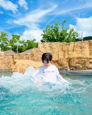 Jegal Eun-yu Instagram - #협찬 @discoveryexpeditionkids_kr 
와우 눈치싸움 성공!!!
물놀이하는데 내내 날이 너무 좋다~
시원한 물에서 참방거리니 더위도 싹 날아가고
넘나 행복~

집오는길에는 비가 엄청내려서 무서웠다는 후문이~~

밝은색상 래쉬가드로 입어서 내리쬐는 태양에도 뜨겁지 않았어요

🤍키즈 김다예 콜라보 그래픽 워터 긴팔티셔츠: 신축성, 복원력 우수, UPF 소재로 UV 차단 기능
🩵키즈 김다예 콜라보 올오버 패턴 워터숏: 신축성, 복원력 우수, UPF 소재로 UV 차단 기능
🖤클리어 토트 크로스 투웨이백 : 클리어한 소재로 피크닉, 리조트룩에 포인트 / 투웨이 연출 가능

#리틀디스커버러 #디스커버리키즈 #키즈수영복 #디스커버리키즈수영복 
#디스커버리키즈래쉬가드 #남아래쉬가드 #키즈티셔츠 #아동티셔츠 #아동수영복 #키즈인플루언서 #키즈모델
#오션월드