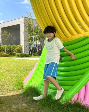 Jegal Eun-yu Instagram - #협찬 @topten10kids_official 
놀이터가 제일 신나능 10짤 어린이💙

🩵💙
테마 Y2K 립배색 레터링 티셔츠
테마 Y2K 립배색 레터링 링거4부 니트쇼츠 

은유 134cm 26kg 140

@topten10kids_official

#TOPTEN1OKIDS #TOPTENKIDS
#탑텐키즈 #탑텐키즈서포터즈 #키즈반팔티 #키즈반바지 #키즈여름셋업 #썸머룩 #놀이터 #초딩 #10살 #아들 
#키즈모델 #남아모델 #주니어모델