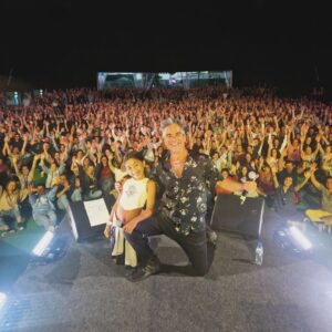 Jel Instagram - O dia de ontem sintetizou em si aquilo que é, e tem sido, para mim a Magia e o Mérito do Palco Comédia do @nos_alive ao longo destes últimos 10 anos: Um espaço onde convivem, no Palco e fora dele, nomes consagrados, nomes em ascenção e nomes em estreia absoluta da Comédia em Portugal como foi o caso, na noite passada, da minha filha Beatriz que entregou de forma magistral (pai a babar) a punchline final do meu espectáculo num momento tão especial e emocionante que entrou para o pódio das minhas melhores recordações neste Festival a par do que fiz no passado com Homens da Luta ou Kalashnikov e que ficará na minha memória até o Salzheimer comer o meu último neurónio.
Obrigado a todos os comediantes que estiveram ontem no nosso Palco e sobretudo ao público que desde o início tomou a nossa tenda como sua.
Hoje há mais no melhor Festival.
@eduardo.madeira8
@joelricardosantos @johnmendesinsta @joaopintocomedia @vasco.pereira.coutinho Joana Oliveira @heldertavaares @wsa_weareabrandyard