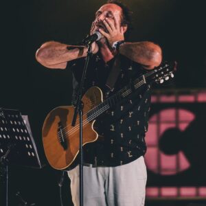Jel Instagram - O dia de ontem sintetizou em si aquilo que é, e tem sido, para mim a Magia e o Mérito do Palco Comédia do @nos_alive ao longo destes últimos 10 anos: Um espaço onde convivem, no Palco e fora dele, nomes consagrados, nomes em ascenção e nomes em estreia absoluta da Comédia em Portugal como foi o caso, na noite passada, da minha filha Beatriz que entregou de forma magistral (pai a babar) a punchline final do meu espectáculo num momento tão especial e emocionante que entrou para o pódio das minhas melhores recordações neste Festival a par do que fiz no passado com Homens da Luta ou Kalashnikov e que ficará na minha memória até o Salzheimer comer o meu último neurónio.
Obrigado a todos os comediantes que estiveram ontem no nosso Palco e sobretudo ao público que desde o início tomou a nossa tenda como sua.
Hoje há mais no melhor Festival.
@eduardo.madeira8
@joelricardosantos @johnmendesinsta @joaopintocomedia @vasco.pereira.coutinho Joana Oliveira @heldertavaares @wsa_weareabrandyard