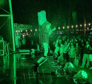 Jel Instagram - Noite fantástica a de ontem no Palco Comédia do @meomaresvivas em que nem a chuva miudinha que caiu ao início afastou os milhares de pessoas que ficaram do princípio ao fim da minha actuação.
Muito obrigado a todos e todas que estiveram presentes e com as suas gargalhadas encheram o Coração Salgado do Tio de vocêses. Agradecimento especial à @flyprod_insta nas pessoas dos meus irmãos @rochacomedy e @ilidiomoreirafly pelo convite e a tão famosa hospitalidade tripeira.