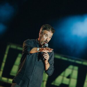 Jel Instagram - O 1o dia no Palco Comédia do @nos_alive foi um carrossel de gerações e de gargalhadas com a habitual casa cheia de carinho e sorrisos lindos.
Hoje há mais e o Tio de vocêses vai fazer Stand-Up Comedy por volta das 21h. Até já no melhor Festival.
@mr_filadagodaaa @beatrizgosta @carlosmachadovidal @ruixarainsta @sousacpedro @eduardo.f.marques @mariana__rosaria @acatmoreira