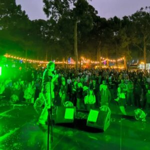 Jel Instagram - Noite fantástica a de ontem no Palco Comédia do @meomaresvivas em que nem a chuva miudinha que caiu ao início afastou os milhares de pessoas que ficaram do princípio ao fim da minha actuação.
Muito obrigado a todos e todas que estiveram presentes e com as suas gargalhadas encheram o Coração Salgado do Tio de vocêses. Agradecimento especial à @flyprod_insta nas pessoas dos meus irmãos @rochacomedy e @ilidiomoreirafly pelo convite e a tão famosa hospitalidade tripeira.