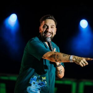 Jel Instagram - O 1o dia no Palco Comédia do @nos_alive foi um carrossel de gerações e de gargalhadas com a habitual casa cheia de carinho e sorrisos lindos.
Hoje há mais e o Tio de vocêses vai fazer Stand-Up Comedy por volta das 21h. Até já no melhor Festival.
@mr_filadagodaaa @beatrizgosta @carlosmachadovidal @ruixarainsta @sousacpedro @eduardo.f.marques @mariana__rosaria @acatmoreira