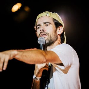 Jel Instagram - O 1o dia no Palco Comédia do @nos_alive foi um carrossel de gerações e de gargalhadas com a habitual casa cheia de carinho e sorrisos lindos.
Hoje há mais e o Tio de vocêses vai fazer Stand-Up Comedy por volta das 21h. Até já no melhor Festival.
@mr_filadagodaaa @beatrizgosta @carlosmachadovidal @ruixarainsta @sousacpedro @eduardo.f.marques @mariana__rosaria @acatmoreira