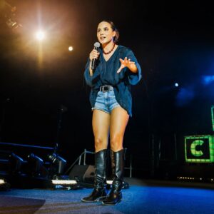 Jel Instagram - O 1o dia no Palco Comédia do @nos_alive foi um carrossel de gerações e de gargalhadas com a habitual casa cheia de carinho e sorrisos lindos.
Hoje há mais e o Tio de vocêses vai fazer Stand-Up Comedy por volta das 21h. Até já no melhor Festival.
@mr_filadagodaaa @beatrizgosta @carlosmachadovidal @ruixarainsta @sousacpedro @eduardo.f.marques @mariana__rosaria @acatmoreira