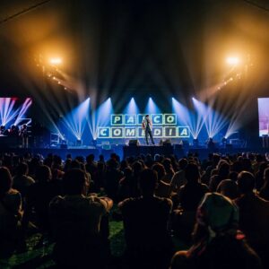 Jel Instagram - O 1o dia no Palco Comédia do @nos_alive foi um carrossel de gerações e de gargalhadas com a habitual casa cheia de carinho e sorrisos lindos.
Hoje há mais e o Tio de vocêses vai fazer Stand-Up Comedy por volta das 21h. Até já no melhor Festival.
@mr_filadagodaaa @beatrizgosta @carlosmachadovidal @ruixarainsta @sousacpedro @eduardo.f.marques @mariana__rosaria @acatmoreira