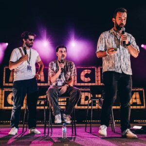 Jel Instagram - O 3° e último dia do Palco Comédia do @nos_alive teve direito a Lendas, Mitos e muita juventude tudo isto regado a gargalhadas e casa cheia literalmente a transbordar pelas costuras.
Muito Obrigado a todos e todas que com a vossa presença e energia positiva fazem brilhar os Artistas.
P'ró ano há mais, a 10a edição, no local do costume.
@rochacomedy @enapa.2000 @guilhermefon pedrodurao @duartecsilva @duartepitanegrao @joanagama @joanatmiranda @olhaotiago @lluispinheiro @wsa_weareabrandyard