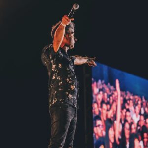 Jel Instagram - O dia de ontem sintetizou em si aquilo que é, e tem sido, para mim a Magia e o Mérito do Palco Comédia do @nos_alive ao longo destes últimos 10 anos: Um espaço onde convivem, no Palco e fora dele, nomes consagrados, nomes em ascenção e nomes em estreia absoluta da Comédia em Portugal como foi o caso, na noite passada, da minha filha Beatriz que entregou de forma magistral (pai a babar) a punchline final do meu espectáculo num momento tão especial e emocionante que entrou para o pódio das minhas melhores recordações neste Festival a par do que fiz no passado com Homens da Luta ou Kalashnikov e que ficará na minha memória até o Salzheimer comer o meu último neurónio.
Obrigado a todos os comediantes que estiveram ontem no nosso Palco e sobretudo ao público que desde o início tomou a nossa tenda como sua.
Hoje há mais no melhor Festival.
@eduardo.madeira8
@joelricardosantos @johnmendesinsta @joaopintocomedia @vasco.pereira.coutinho Joana Oliveira @heldertavaares @wsa_weareabrandyard