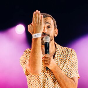 Jel Instagram - O 3° e último dia do Palco Comédia do @nos_alive teve direito a Lendas, Mitos e muita juventude tudo isto regado a gargalhadas e casa cheia literalmente a transbordar pelas costuras.
Muito Obrigado a todos e todas que com a vossa presença e energia positiva fazem brilhar os Artistas.
P'ró ano há mais, a 10a edição, no local do costume.
@rochacomedy @enapa.2000 @guilhermefon pedrodurao @duartecsilva @duartepitanegrao @joanagama @joanatmiranda @olhaotiago @lluispinheiro @wsa_weareabrandyard