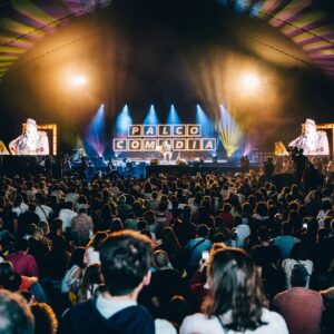 Jel Instagram - O 3° e último dia do Palco Comédia do @nos_alive teve direito a Lendas, Mitos e muita juventude tudo isto regado a gargalhadas e casa cheia literalmente a transbordar pelas costuras.
Muito Obrigado a todos e todas que com a vossa presença e energia positiva fazem brilhar os Artistas.
P'ró ano há mais, a 10a edição, no local do costume.
@rochacomedy @enapa.2000 @guilhermefon pedrodurao @duartecsilva @duartepitanegrao @joanagama @joanatmiranda @olhaotiago @lluispinheiro @wsa_weareabrandyard