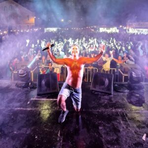 Jel Instagram - Obrigado @grandearraiallumiar foi uma noite épica de folia salgada graças à energia de vocêses.
#calma