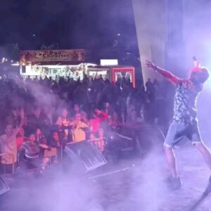 Jel Instagram - Obrigado @grandearraiallumiar foi uma noite épica de folia salgada graças à energia de vocêses.
#calma
