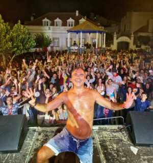 Jel Instagram - Muito Obrigado @festivaldelavre. Foi a melhor maneira de comemorar 5 anos desta Brincadeira que mudou a minha vida e me fez (e faz) calcorrear o país de lés a lés a espalhar Alegria, Martelada e muito Sal.
#salgrosso #2019-2024 #cagareandar #calma
📷&🎶@slamtype