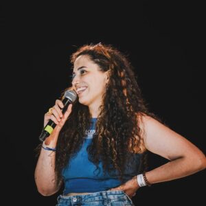 Jel Instagram - O dia de ontem sintetizou em si aquilo que é, e tem sido, para mim a Magia e o Mérito do Palco Comédia do @nos_alive ao longo destes últimos 10 anos: Um espaço onde convivem, no Palco e fora dele, nomes consagrados, nomes em ascenção e nomes em estreia absoluta da Comédia em Portugal como foi o caso, na noite passada, da minha filha Beatriz que entregou de forma magistral (pai a babar) a punchline final do meu espectáculo num momento tão especial e emocionante que entrou para o pódio das minhas melhores recordações neste Festival a par do que fiz no passado com Homens da Luta ou Kalashnikov e que ficará na minha memória até o Salzheimer comer o meu último neurónio.
Obrigado a todos os comediantes que estiveram ontem no nosso Palco e sobretudo ao público que desde o início tomou a nossa tenda como sua.
Hoje há mais no melhor Festival.
@eduardo.madeira8
@joelricardosantos @johnmendesinsta @joaopintocomedia @vasco.pereira.coutinho Joana Oliveira @heldertavaares @wsa_weareabrandyard