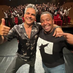 Jel Instagram - Obrigado Almada, foi uma noite maravilhosa com um público fantástico e com a cereja no topo do bolo de poder partilhar o palco com o meu irmão Giló aka "Black Skin" algo que não acontecia há mais de uma década. O Excesso de Bagagem agora vai de férias para voltar no próximo Outono/Inverno para mais uma série de datas por todo o país porque está a chegar mais um Verão Salgado do Tio de vocêses.
Calma.