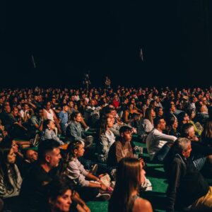 Jel Instagram - O dia de ontem sintetizou em si aquilo que é, e tem sido, para mim a Magia e o Mérito do Palco Comédia do @nos_alive ao longo destes últimos 10 anos: Um espaço onde convivem, no Palco e fora dele, nomes consagrados, nomes em ascenção e nomes em estreia absoluta da Comédia em Portugal como foi o caso, na noite passada, da minha filha Beatriz que entregou de forma magistral (pai a babar) a punchline final do meu espectáculo num momento tão especial e emocionante que entrou para o pódio das minhas melhores recordações neste Festival a par do que fiz no passado com Homens da Luta ou Kalashnikov e que ficará na minha memória até o Salzheimer comer o meu último neurónio.
Obrigado a todos os comediantes que estiveram ontem no nosso Palco e sobretudo ao público que desde o início tomou a nossa tenda como sua.
Hoje há mais no melhor Festival.
@eduardo.madeira8
@joelricardosantos @johnmendesinsta @joaopintocomedia @vasco.pereira.coutinho Joana Oliveira @heldertavaares @wsa_weareabrandyard