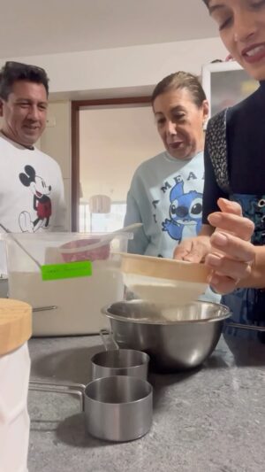 Jely Reategui Instagram - Sigo aprendiendo bonito y eso es lo que más me gusta de @elgrancheffamosos.tv ✨ Que aprendo, me divierto y después cocino buenazo en mi casa (menos ayer que hice un osobuco horrendo… horrendo). Aunque también me frusto, me bloqueo y me asusto. Pero bueno, hay días y también hay otros días. Es agotador y se siente todo junto mientras se sigue y se consigue, o no. Lo que sí, estoy sacándole el jugo a esta experiencia con todo mi ser humano. 

Gracias @lauryjimenezi por tener este momento conmigo. Les recomiendo que pidan sus kekes porque tienen sabores inolvidables. 

Gracias mihentelatino por su apoyo tan lindo. Lqm.