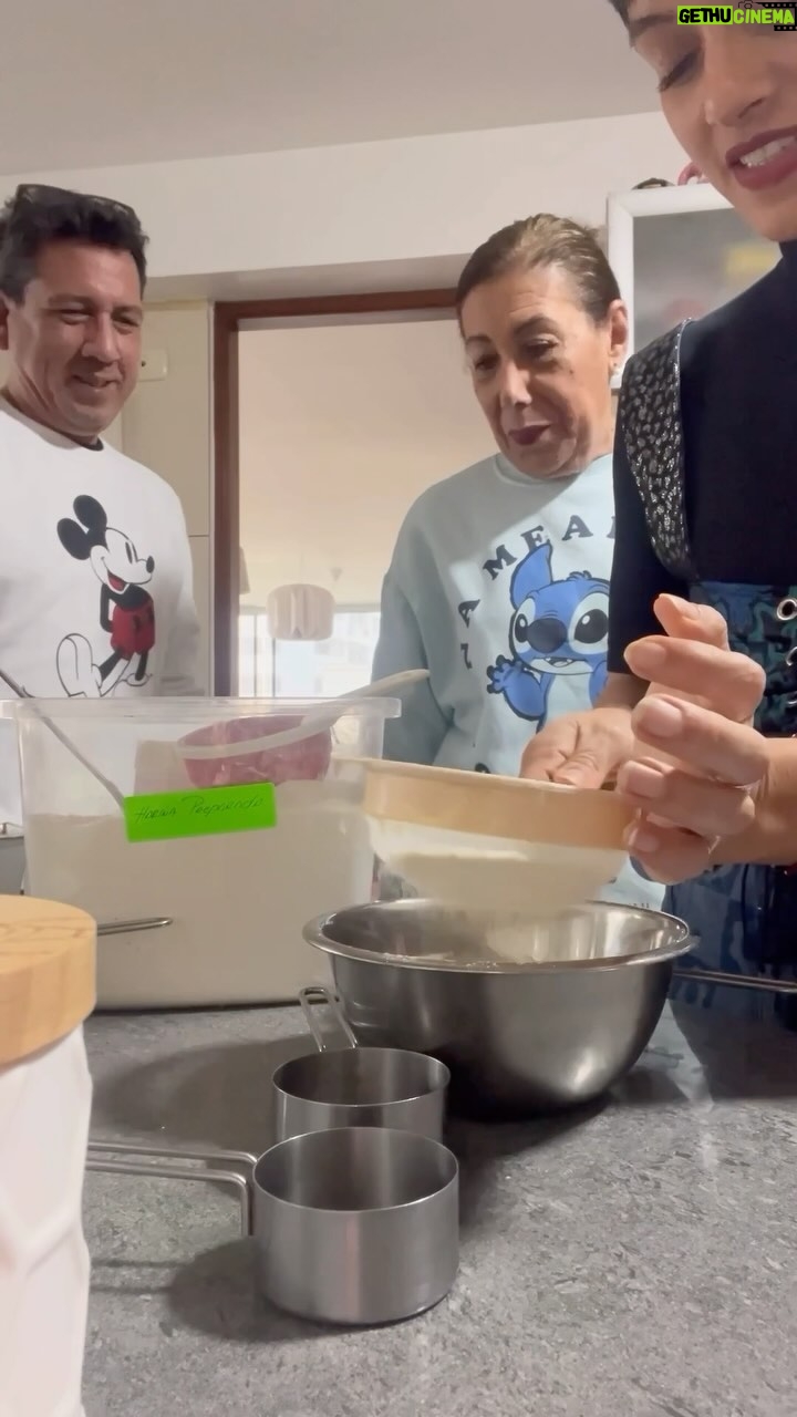 Jely Reategui - 9.6K Likes - Sigo aprendiendo bonito y eso es lo que más me gusta de @elgrancheffamosos.tv ✨ Que aprendo, me divierto y después cocino buenazo en mi casa (menos ayer que hice un osobuco horrendo… horrendo). Aunque también me frusto, me bloqueo y me asusto. Pero bueno, hay días y también hay otros días. Es agotador y se siente todo junto mientras se sigue y se consigue, o no. Lo que sí, estoy sacándole el jugo a esta experiencia con todo mi ser humano.
Gracias @lauryjimenezi por tener este momento conmigo. Les recomiendo que pidan sus kekes porque tienen sabores inolvidables.
Gracias mihentelatino por su apoyo tan lindo. Lqm.