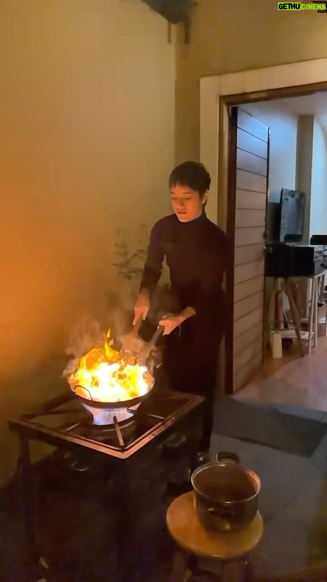 Jely Reategui - 10.9K Likes - Carta a Ricky Martin:
Hola Ricky, siempre me gustaron todos tus peinados, sobretodo los de la época de juegos de ajedrez.
Atentamente y con amor,
Jely
PD: Mira, ya aprendí a hacer fuego contra fuego es amar, espero que te sientas orgulloso de mi, y si no, no importa, igual te quiero mucho.