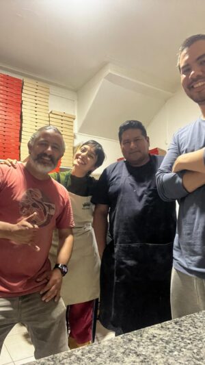 Jely Reategui Instagram - Gracias infinitas @napoleta.pe por la master class express plus 3000 para llegar preparada a mi primera noche de desaprobados 😱 no sé si asimilé toda la información pero comí increíble 🙈 y también les perdí el miedo a la masa de la pizza y de la pasta porque nunca en mi vida las había manipulado y eso fue gran 🧡

Recomendadísimos todos los platillos de Napoleta! Gracias por la confianza, la paciencia y la buena onda🌺🌺🌺🌺

Vamo a darle con todo hoy a las 9pm en @elgrancheffamosos.tv 🍷🥹