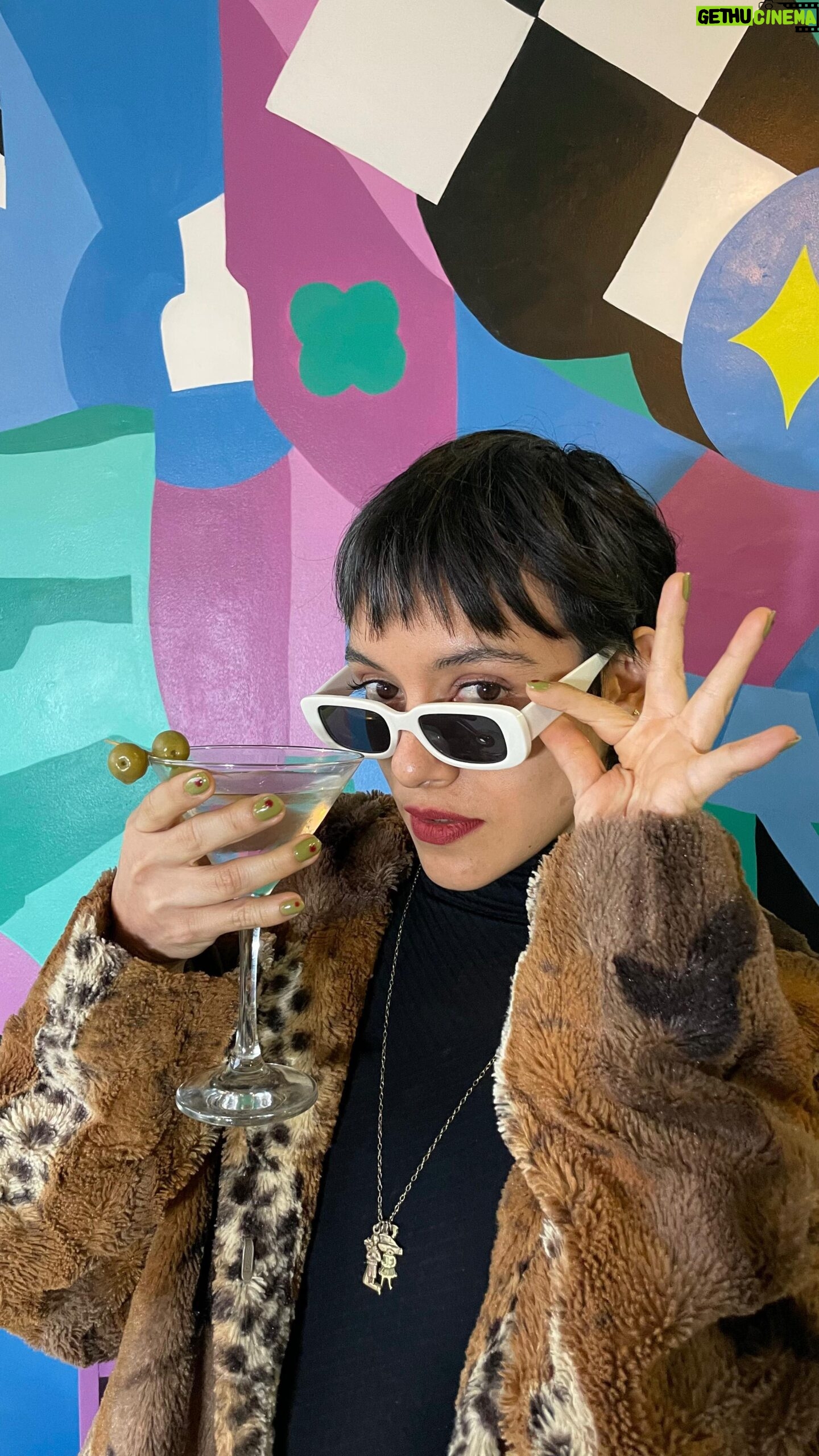 Jely Reategui - 8.5K Likes - Para qué pedir unas aceitunas si puedes obtener unas ACEITUÑAS? 🫒🍸✨
Ideales para el martini, el piqueo, el tentempié. Y para presumir con el resto de alimentos con los que tengo que convivir últimamenchi 💅
Me las hice en @nailartsalon.pe y me ha encantado conocer a las shigas y su chamba deluxe ✨
.
.
.
Agenda tu cita para que también tengas tus aceituñas o la uña que quieras🤩 Te esperamos en 📍Miraflores: Esperanza 184, Tda. 32 (segundo piso)
.
.
.
#aceituñas #salondeuñas #diseñodeuñas #nailsartist #limaperu #manicurista