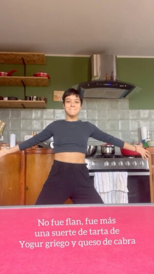 Jely Reategui Instagram - Gracias a sus sugerencias hice un mix de pedidos que resultó en un camotillo que más parecía un mojoncillo y una suerte de flan de yogur griego de cabra que más parecía una tarta de queso porque también le puse queso, entonces la textura lograda, fue soñada. 

Debo decir que es la primera vez que un postre, que hago sola, me queda bien. Debo decir también que ponerte creativa en la repostería te puede llevar a la gloria absoluta o al mamarracho profundo. 

Me gusta mi flantartita, qué emoción. 

Buen domingo, mis mejores deseos.