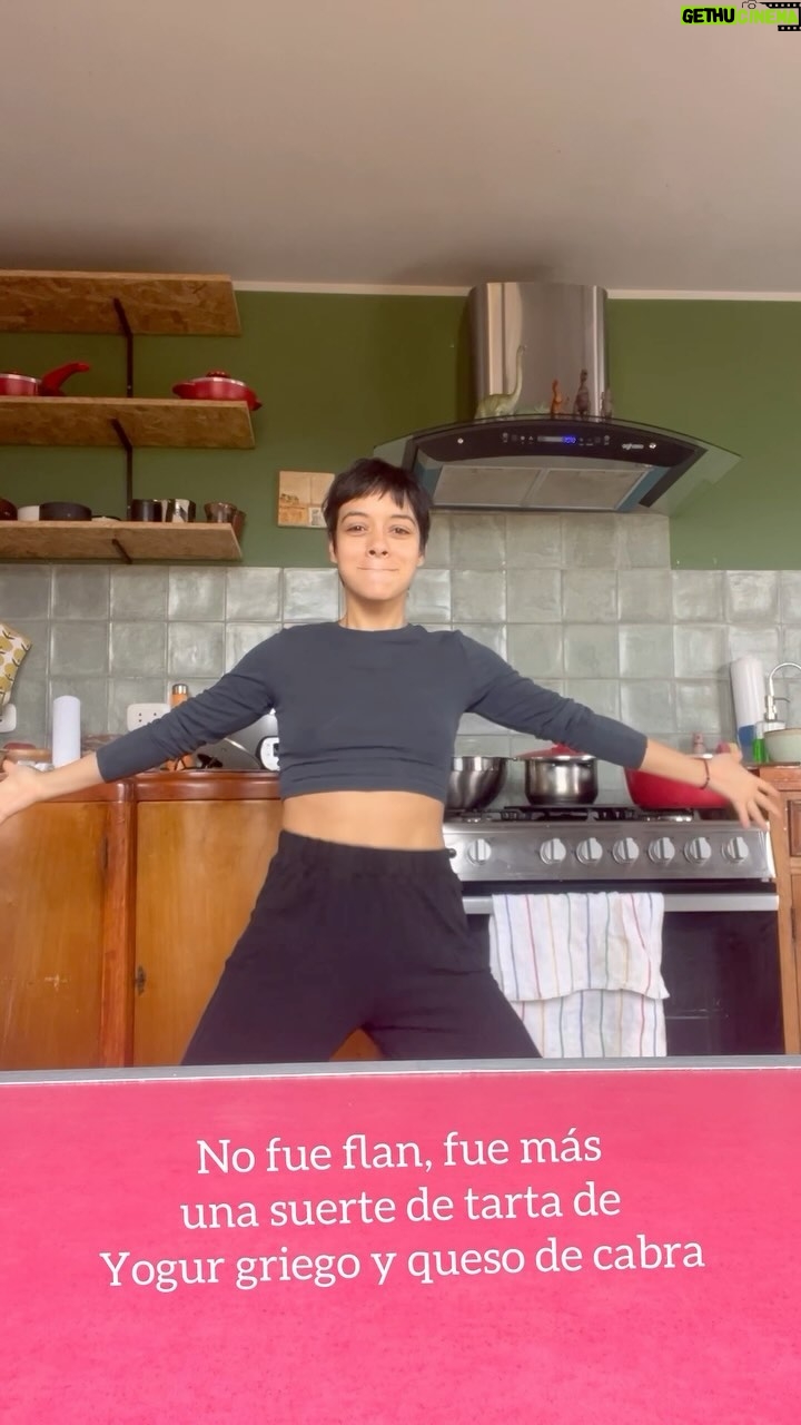 Jely Reategui - 13.1K Likes - Gracias a sus sugerencias hice un mix de pedidos que resultó en un camotillo que más parecía un mojoncillo y una suerte de flan de yogur griego de cabra que más parecía una tarta de queso porque también le puse queso, entonces la textura lograda, fue soñada.
Debo decir que es la primera vez que un postre, que hago sola, me queda bien. Debo decir también que ponerte creativa en la repostería te puede llevar a la gloria absoluta o al mamarracho profundo.
Me gusta mi flantartita, qué emoción.
Buen domingo, mis mejores deseos.