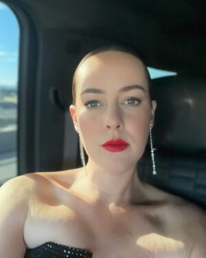 Jena Malone Instagram - What a glorious ride. So lovely getting to celebrate @horizonamericansaga with the rest of the cast. My favorite part of any press tour is getting to connect with those actors you didn’t get a chance  to know on set. And oh Lordy this was a spoil of riches for sure. Horizon is officially out in cinemas this Friday June 28! 

Look credits ❤️
Styling : @karlawelchstylist 
Dress : @roland_mouret 
Shoes: @santoniofficial 
Jewels: @a.jaffe 
Clutch: @tylerellisofficial 

Make up : @bethanymccarty 
Hair: @tedgibson