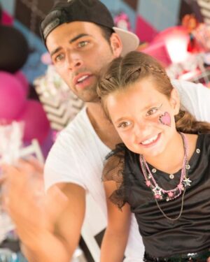 Jencarlos Canela Instagram - Happy birthday my baby! 
No subí ayer porq estábamos celebrando. Hace 16 años me enseñaste y hasta el sol de hoy me sigues enseñando un amor que nunca imaginé existía. Te amo mi princesa, aunq me mates por subir esto! lol 🫶🏻🎂