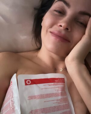 Jenna Dewan Instagram - Now that I’ve survived mastitis I can confidently say… mamas I FEEL you. The amount of times I googled “will I ever feel better” 😵‍💫😂

All of your suggestions were amazing, thank you! What an experience to show how powerful and supportive we can all be for each other. This is what worked for me :

⁃    Cold compresses, cabbage and thinly sliced potatoes after feeds (treats inflammation)
⁃    Hot epsom salt baths to help with the shaking (that part was honestly wild)
⁃    Castor oil on breasts with warm compress over
⁃    Probiotic 2x a day 
⁃    Vitamin C & E 3x a day 
⁃    Homeopathic remedy hepar sulfur and phytolaca rotating throughout the day 
⁃    MEDICINE! Ibuprofen and antibiotics 
⁃    Nursing/ pumping 
⁃  REST (Iknow I know who can rest but even little naps helped)