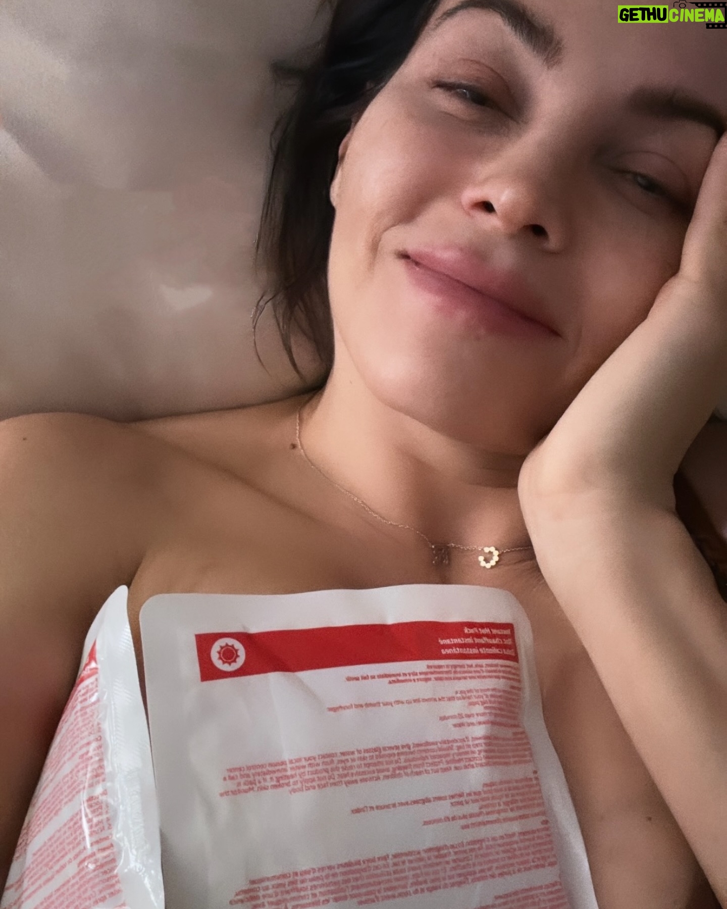 Jenna Dewan - 148K Likes - Now that I’ve survived mastitis I can confidently say… mamas I FEEL you. The amount of times I googled “will I ever feel better” 😵💫😂
All of your suggestions were amazing, thank you! What an experience to show how powerful and supportive we can all be for each other. This is what worked for me :
⁃ Cold compresses, cabbage and thinly sliced potatoes after feeds (treats inflammation)
⁃ Hot epsom salt baths to help with the shaking (that part was honestly wild)
⁃ Castor oil on breasts with warm compress over
⁃ Probiotic 2x a day
⁃ Vitamin C & E 3x a day
⁃ Homeopathic remedy hepar sulfur and phytolaca rotating throughout the day
⁃ MEDICINE! Ibuprofen and antibiotics
⁃ Nursing/ pumping
⁃ REST (Iknow I know who can rest but even little naps helped)