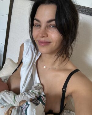 Jenna Dewan Instagram - Now that I’ve survived mastitis I can confidently say… mamas I FEEL you. The amount of times I googled “will I ever feel better” 😵‍💫😂

All of your suggestions were amazing, thank you! What an experience to show how powerful and supportive we can all be for each other. This is what worked for me :

⁃    Cold compresses, cabbage and thinly sliced potatoes after feeds (treats inflammation)
⁃    Hot epsom salt baths to help with the shaking (that part was honestly wild)
⁃    Castor oil on breasts with warm compress over
⁃    Probiotic 2x a day 
⁃    Vitamin C & E 3x a day 
⁃    Homeopathic remedy hepar sulfur and phytolaca rotating throughout the day 
⁃    MEDICINE! Ibuprofen and antibiotics 
⁃    Nursing/ pumping 
⁃  REST (Iknow I know who can rest but even little naps helped)