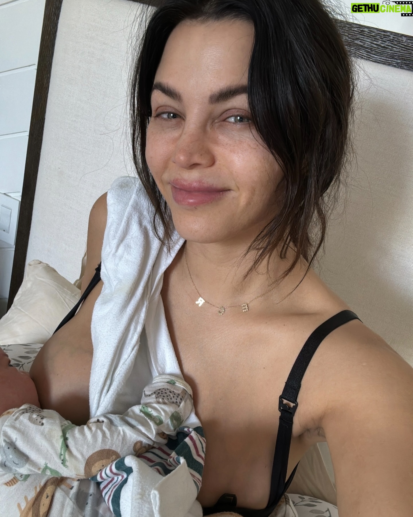 Jenna Dewan - 148K Likes - Now that I’ve survived mastitis I can confidently say… mamas I FEEL you. The amount of times I googled “will I ever feel better” 😵💫😂
All of your suggestions were amazing, thank you! What an experience to show how powerful and supportive we can all be for each other. This is what worked for me :
⁃ Cold compresses, cabbage and thinly sliced potatoes after feeds (treats inflammation)
⁃ Hot epsom salt baths to help with the shaking (that part was honestly wild)
⁃ Castor oil on breasts with warm compress over
⁃ Probiotic 2x a day
⁃ Vitamin C & E 3x a day
⁃ Homeopathic remedy hepar sulfur and phytolaca rotating throughout the day
⁃ MEDICINE! Ibuprofen and antibiotics
⁃ Nursing/ pumping
⁃ REST (Iknow I know who can rest but even little naps helped)