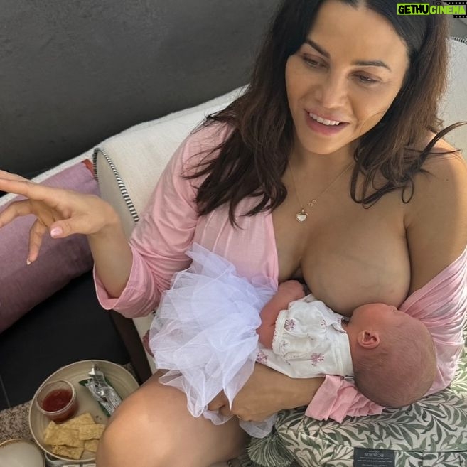 Jenna Dewan - 303.3K Likes - One week of bliss
Back home and transitioning with the kids has been easier than I expected and so I’m here to remind you to always leave room in your mind for ease and lightness too 🤍