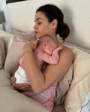 Jenna Dewan Instagram - Now that I’ve survived mastitis I can confidently say… mamas I FEEL you. The amount of times I googled “will I ever feel better” 😵‍💫😂

All of your suggestions were amazing, thank you! What an experience to show how powerful and supportive we can all be for each other. This is what worked for me :

⁃    Cold compresses, cabbage and thinly sliced potatoes after feeds (treats inflammation)
⁃    Hot epsom salt baths to help with the shaking (that part was honestly wild)
⁃    Castor oil on breasts with warm compress over
⁃    Probiotic 2x a day 
⁃    Vitamin C & E 3x a day 
⁃    Homeopathic remedy hepar sulfur and phytolaca rotating throughout the day 
⁃    MEDICINE! Ibuprofen and antibiotics 
⁃    Nursing/ pumping 
⁃  REST (Iknow I know who can rest but even little naps helped)