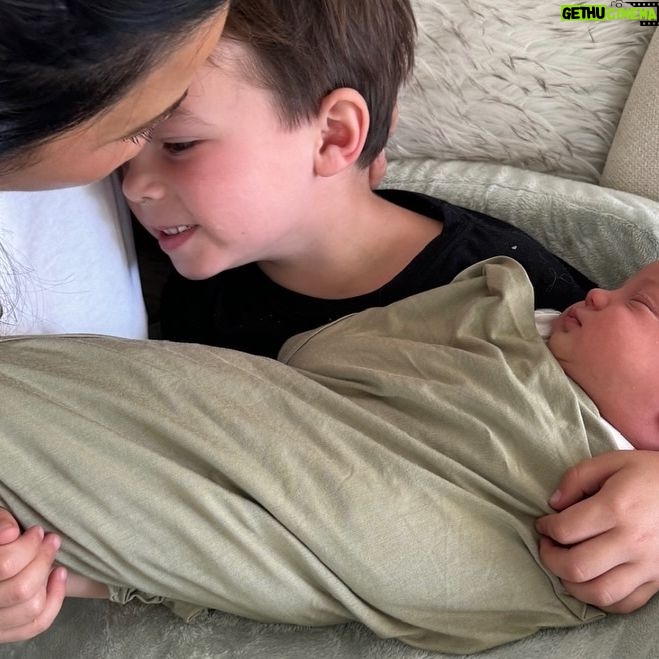 Jenna Dewan - 303.3K Likes - One week of bliss
Back home and transitioning with the kids has been easier than I expected and so I’m here to remind you to always leave room in your mind for ease and lightness too 🤍