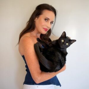 Jenna Leigh Green Instagram - Salem says hi! 
•
📸 @mindlessculture 
💄 @sabrinaozuna 
🐈‍⬛ Ren