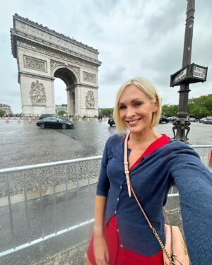 Jenni Falconer Instagram - Paris 2024 ❤️🤍💙

So excited to be in the French Capital to record a very special episode of RunPod….. 
but first, there are some Olympic events to watch. 😍🇫🇷

#summerolympics #olympicgames #paris2024 #teamgb