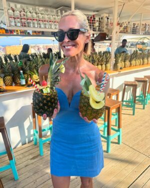 Jenni Falconer Instagram - It’s Happy hour. 😊
Who fancies a Piña colada? 🍍❤️🇪🇸😊🍹 

#pinacolada #cocktailtime #happyhour