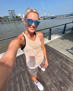 Jenni Falconer Instagram - Got the glow… 😅☀️💙🏃🏼‍♀️ 

It’s hot out there again….but I’m not complaining. 😊 

#run #runpod #runlondon #runpodgoingforgold #loverunning