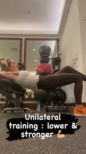Jennifer Ashton Instagram - The benefits of unilateral training, part of my 6 month experiment with @korey.rowe. I started with only my body weight, 10 reps, now I’m up to 10 lbs for 15-18 reps (to failure) x 3 sets. My back pain is gone; my SI joint and hip flexor problems gone (after 10 years), and I’m stronger than ever. But… these are hard AF. 💪🏼 #6monthexperiment
