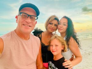 Jennifer Gimenez Instagram - It’s moments like these that push me to keep working, keeping RECOVERY at the forefront and being a present husband and father. Thank you @jennifergimenez @abriiia and #Mackenzie for an EPIC Weekend❤️👊👊❤️