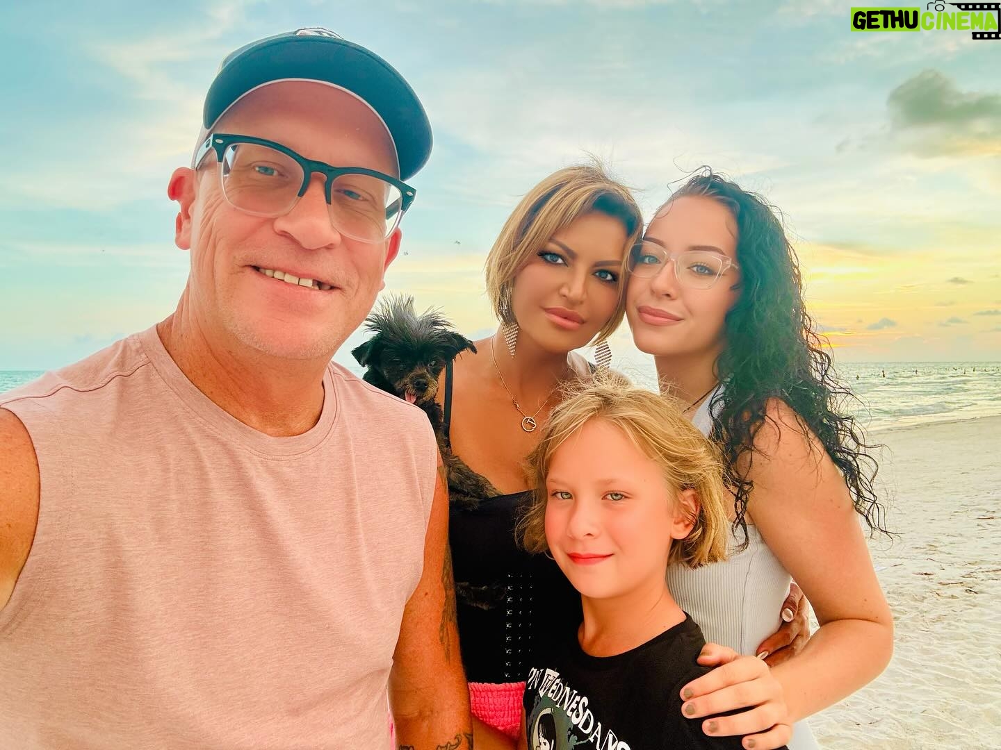 Jennifer Gimenez - 6.2K Likes - It’s moments like these that push me to keep working, keeping RECOVERY at the forefront and being a present husband and father. Thank you @jennifergimenez @abriiia and #Mackenzie for an EPIC Weekend❤️👊👊❤️